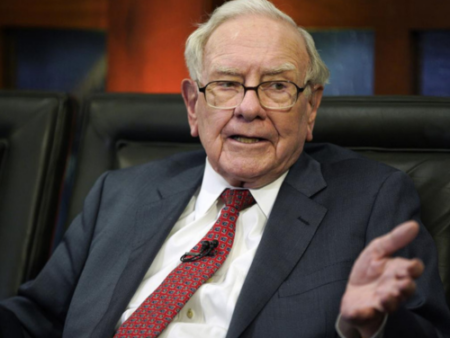 Berkshire Hathaway acumula $344 mil millones en efectivo y sigue vendiendo acciones